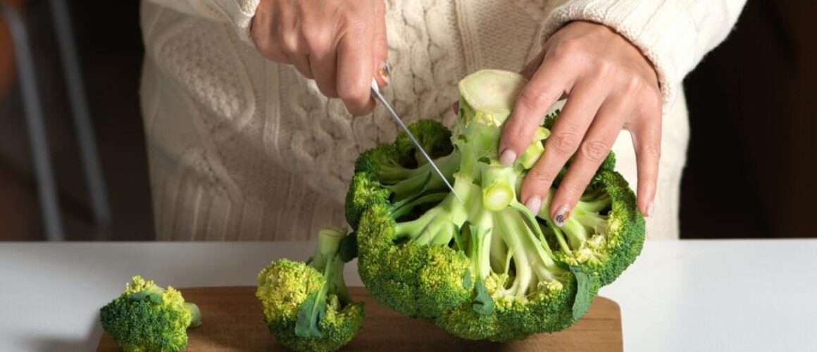brocoli snijden met keukenmes