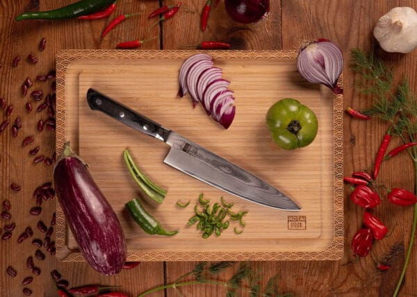 KOTAI Hashi Damascus Koksmes Gyuto met lemmet van 20 cm op een houten snijplank