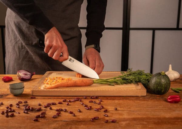 Wortel snijden met KOTAI Hashi Santoku met 17 cm lemmet