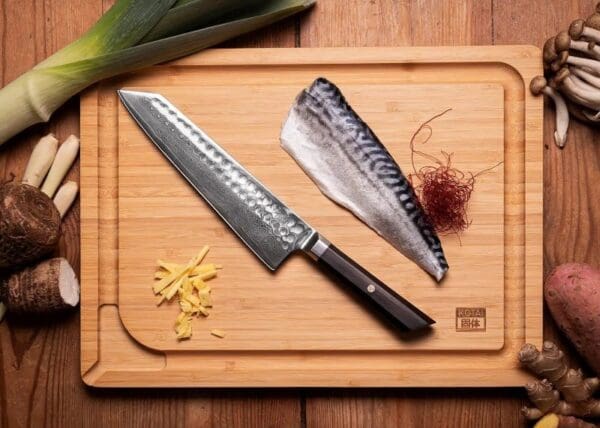 kotai bunka damascus koksmes kiritsuke 21 cm ebbenhout op houten snijplank met vis