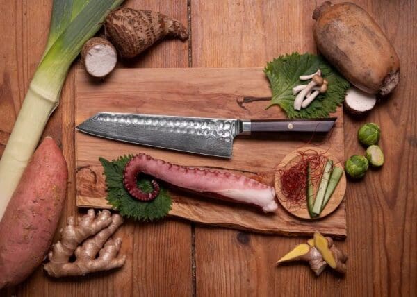 kotai bunka damascus koksmes kiritsuke 21 cm ebbenhout op snijplank