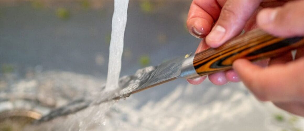 mes met de hand afwassen niet met de vaatwasser