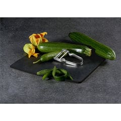 3 victorinox rex dunschillers van aluminium op snijplank met komkommers
